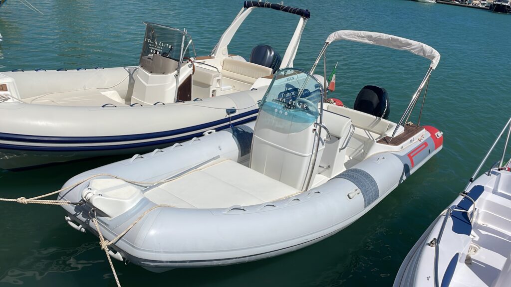 noleggio gommoni senza patente nautica a Marina di Ragusa